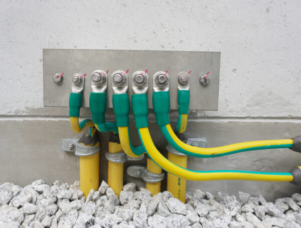 Jak prawidłowo zaprojektować i wykonać uziemienie w instalacji elektrycznej?