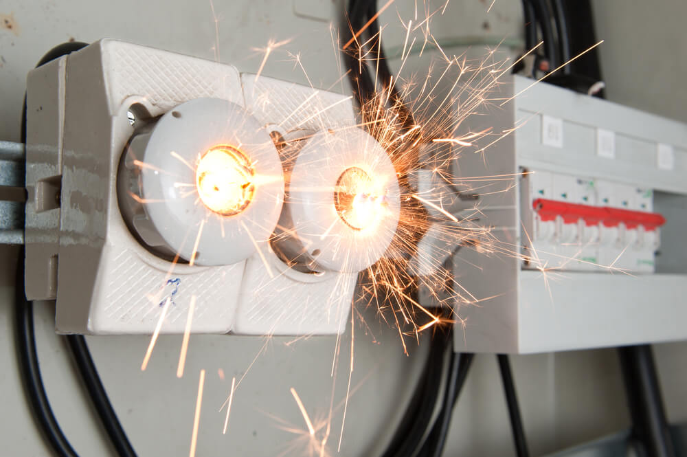 Bezpieczeństwo w elektroenergetyce: Jak unikać najczęstszych zagrożeń?