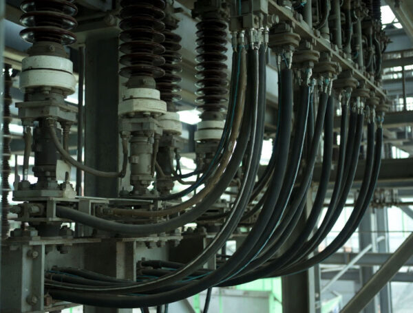 Osprzęt kablowy SN i NN – rola głowic, muf i elementów montażowych w instalacjach energetycznych