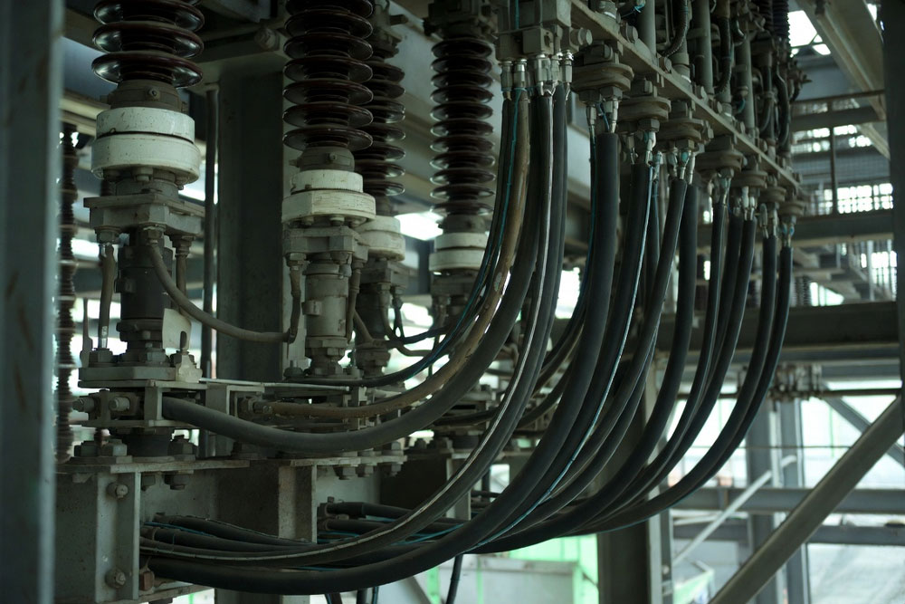 Osprzęt kablowy SN i NN – rola głowic, muf i elementów montażowych w instalacjach energetycznych