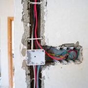 Modernizacja starej instalacji elektrycznej – kiedy jest konieczna i jak ją zaplanować krok po kroku?